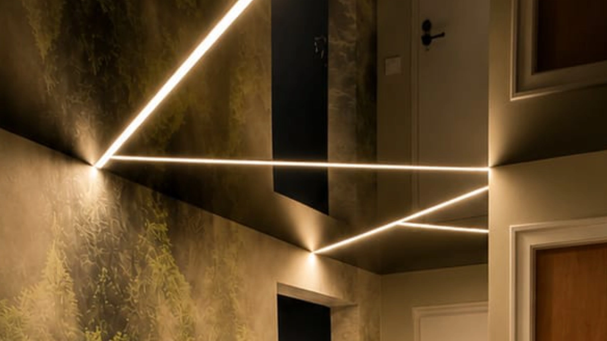 Couloir traversé de lignes de lumière encastrées, mur imprimé
